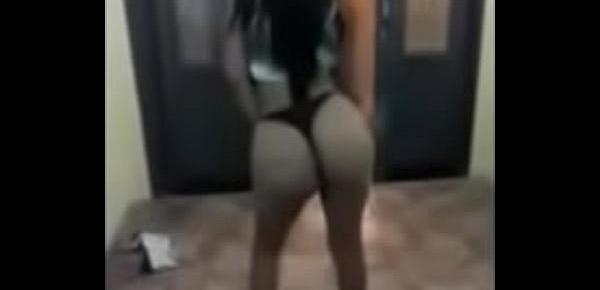  Olha o tamanho da bunda da novinha